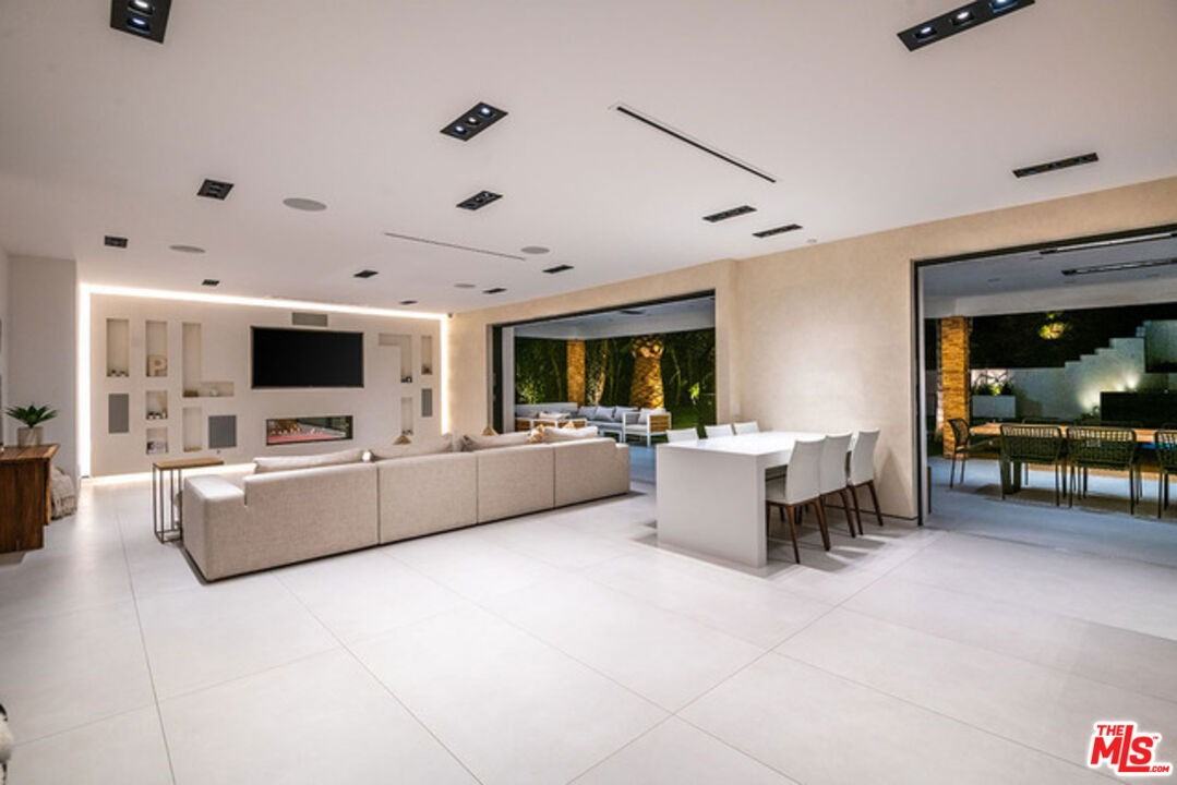 25879 Chalmers Pl - Photo 3 of 8