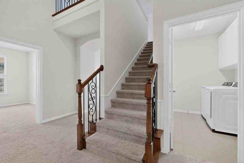 709 Windward Dr - Photo 2 of 39