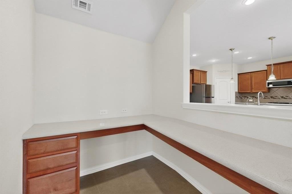 709 Windward Dr - Photo 3 of 39