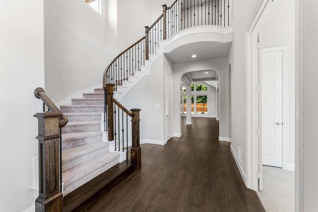 2605 Greenlawn Dr - Photo 3 of 40