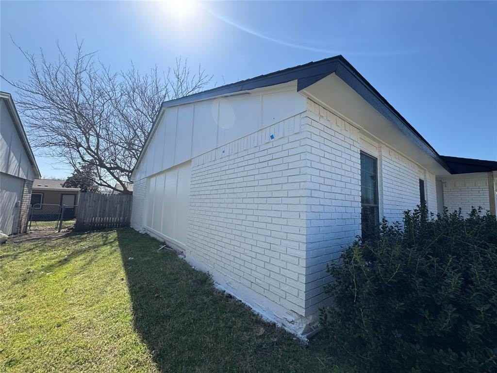 4945 Wampler Dr - Photo 7 of 37