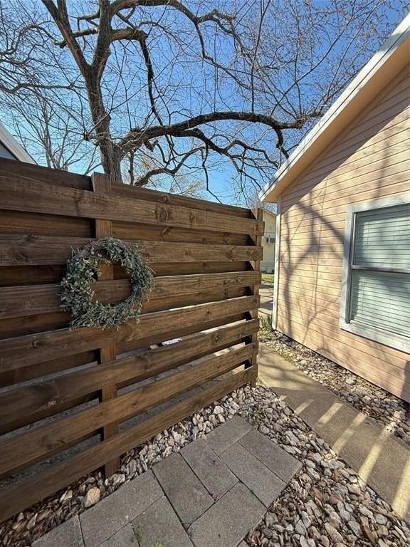 408 E Akard St - Photo 4 of 28