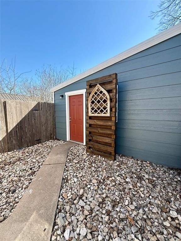 408 E Akard St - Photo 5 of 28