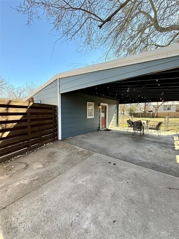 408 E Akard St - Photo 6 of 28