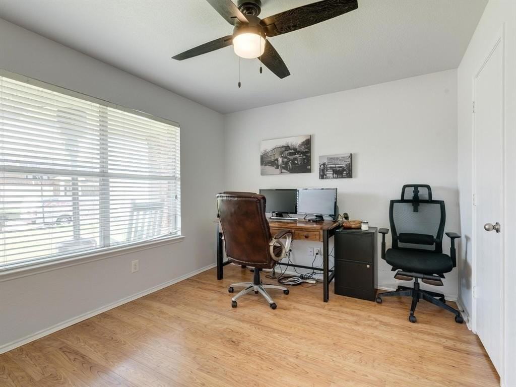 542 Del Mar Dr - Photo 4 of 23