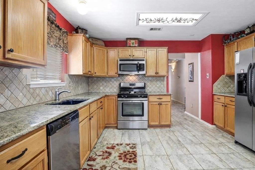 325 Stately Oak Ln - Photo 2 of 7