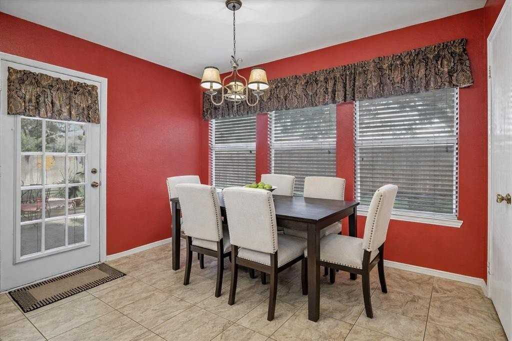 325 Stately Oak Ln - Photo 3 of 7