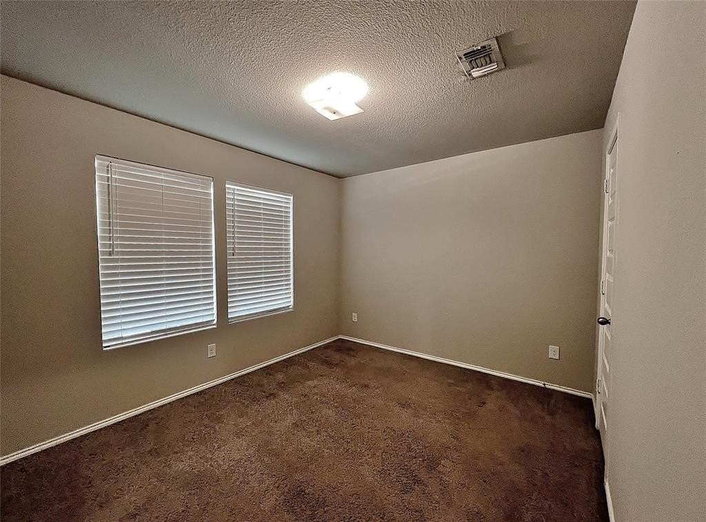 824 Towngreen Dr - Photo 5 of 20