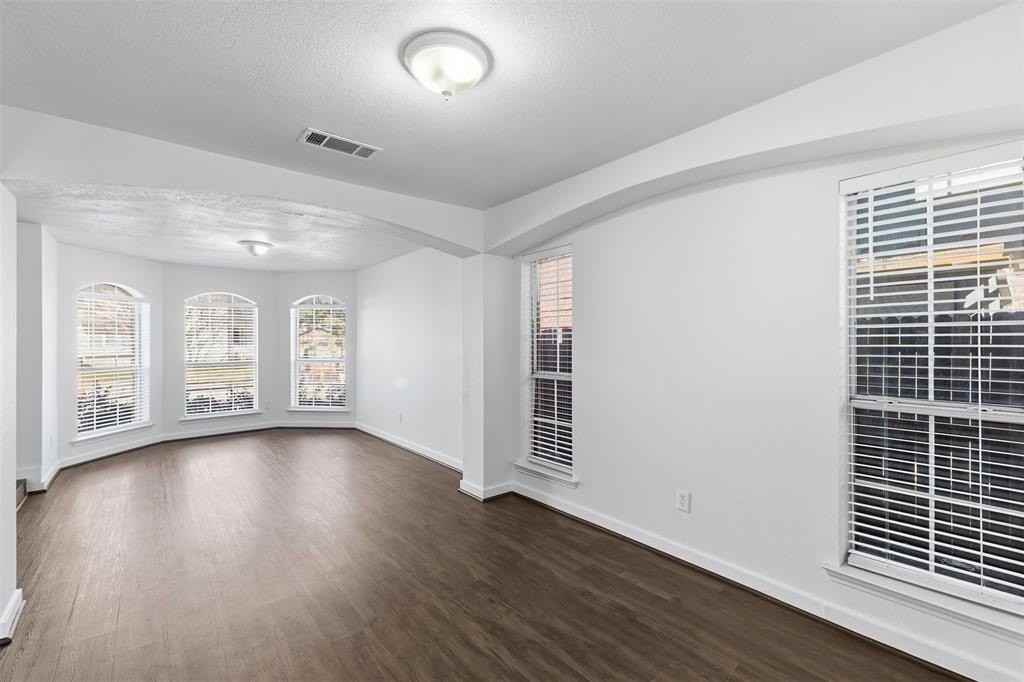 1124 Breezewood Dr - Photo 3 of 35