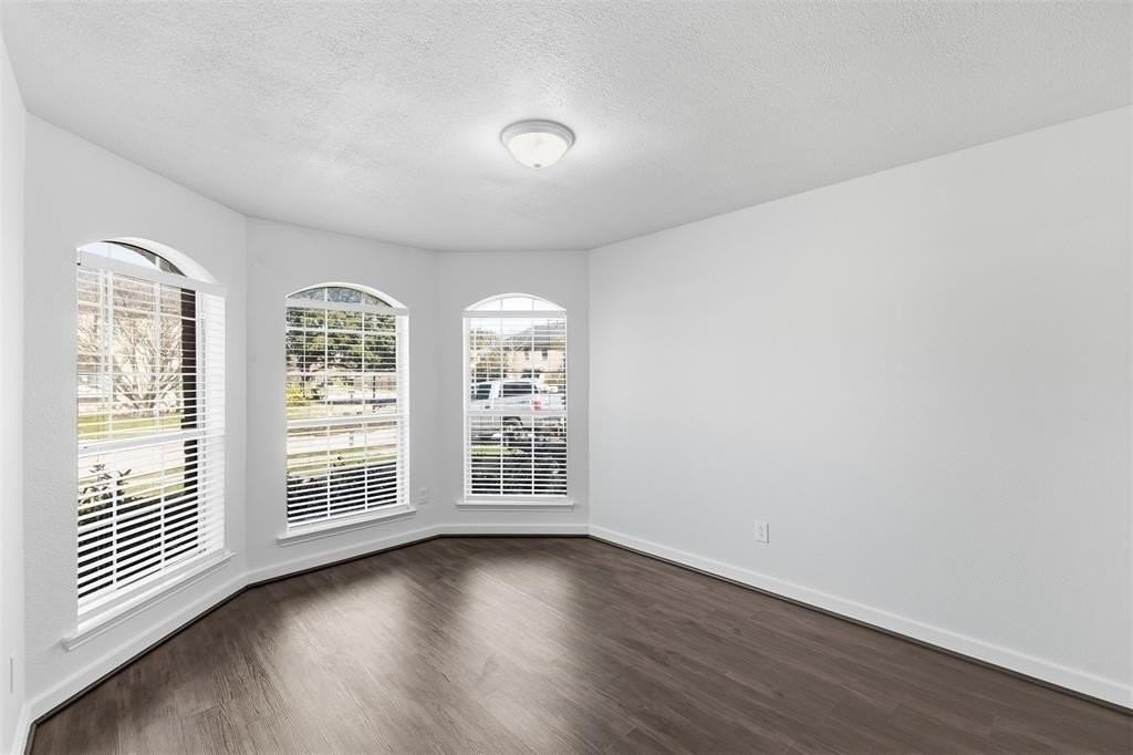 1124 Breezewood Dr - Photo 4 of 35