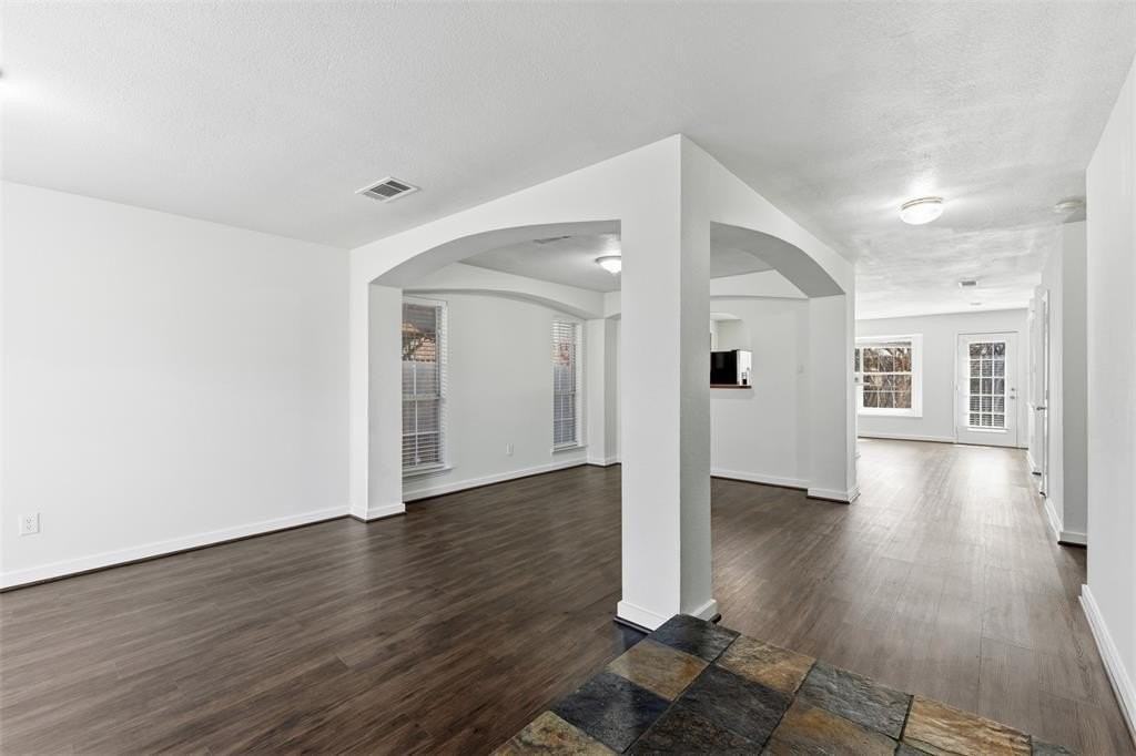 1124 Breezewood Dr - Photo 5 of 35