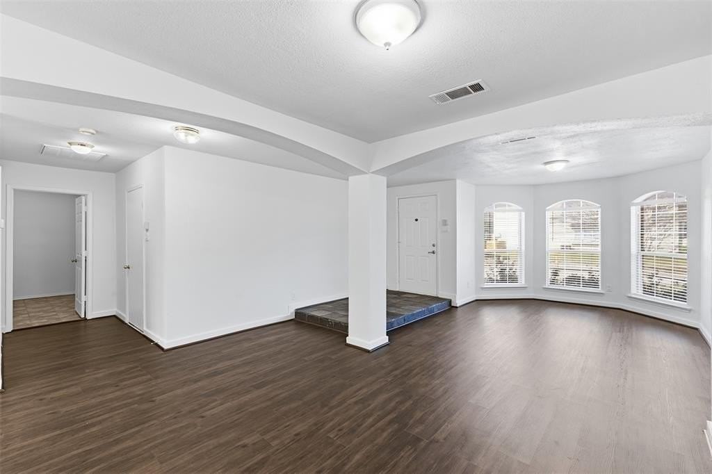 1124 Breezewood Dr - Photo 6 of 35