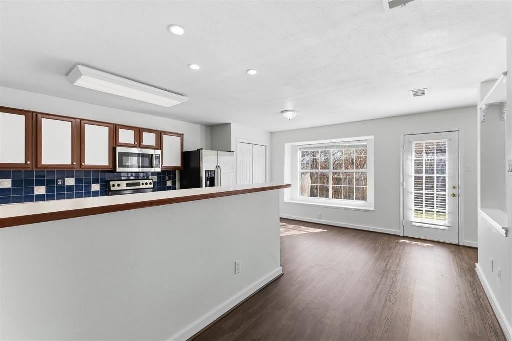 1124 Breezewood Dr - Photo 7 of 35