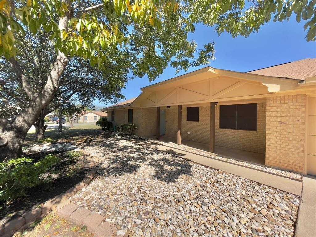 706 Heritage Trl - Photo 2 of 28