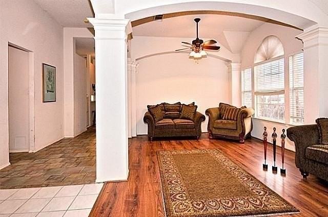 1521 Simsbury Dr - Photo 3 of 9