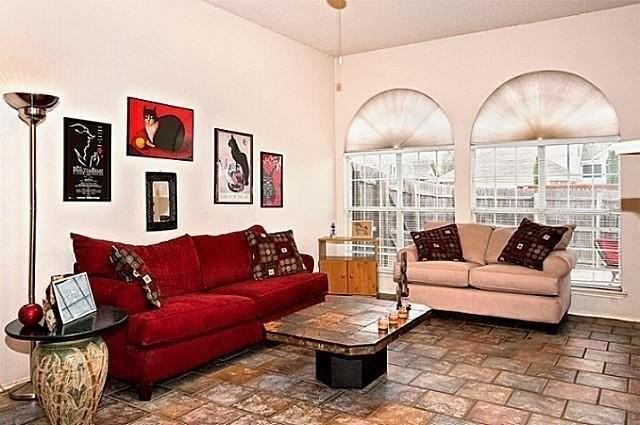 1521 Simsbury Dr - Photo 4 of 9