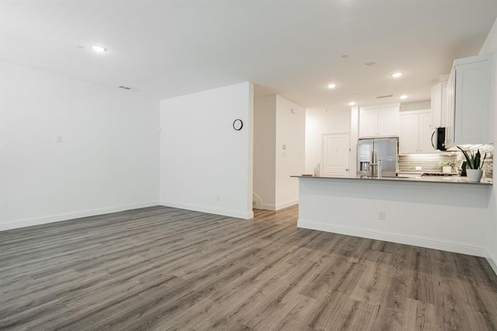 537 Parkside Dr - Photo 3 of 17