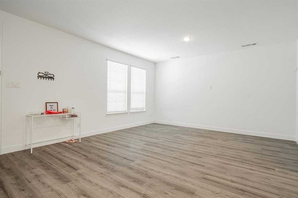 537 Parkside Dr - Photo 4 of 17