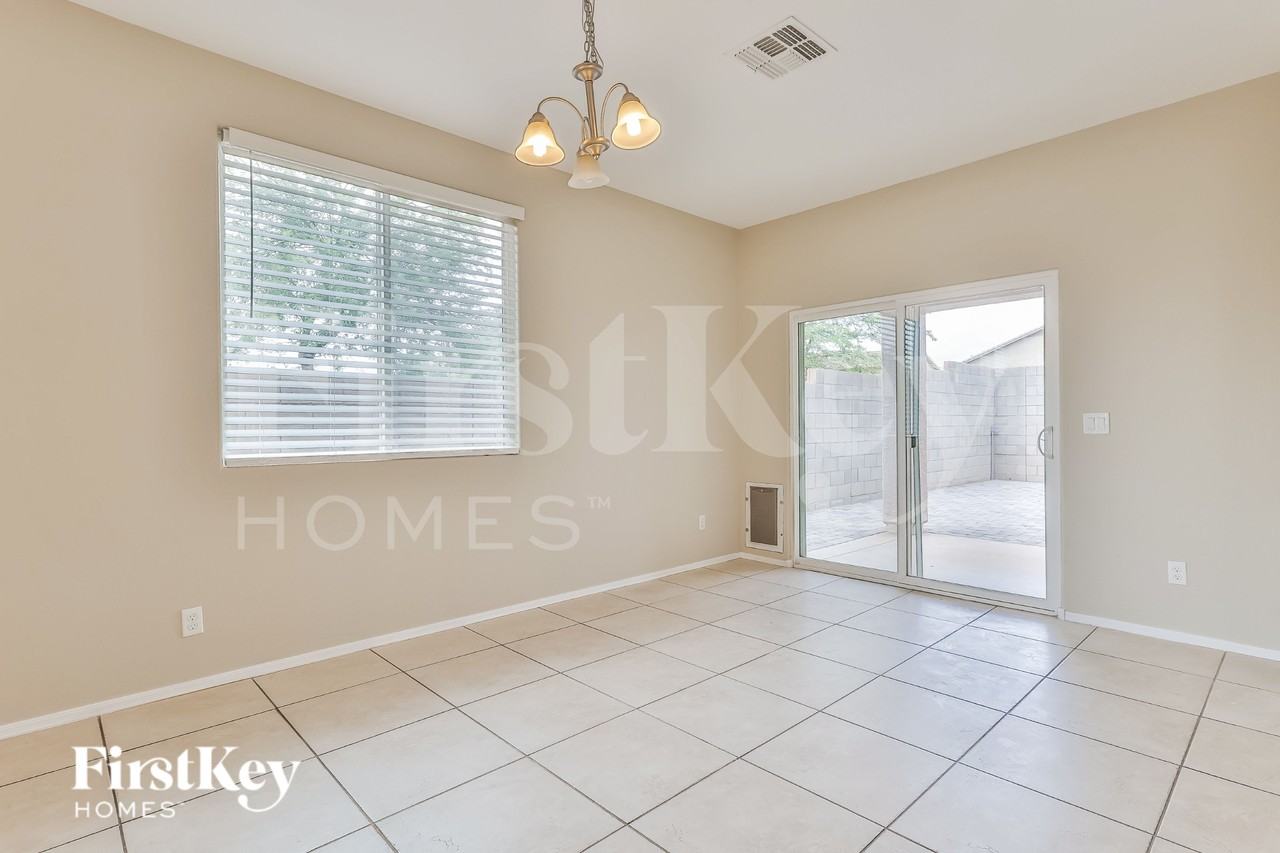 11734 W Chase Ln - Photo 5 of 15