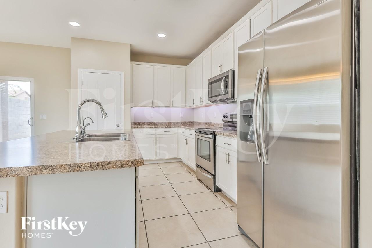 11734 W Chase Ln - Photo 6 of 15