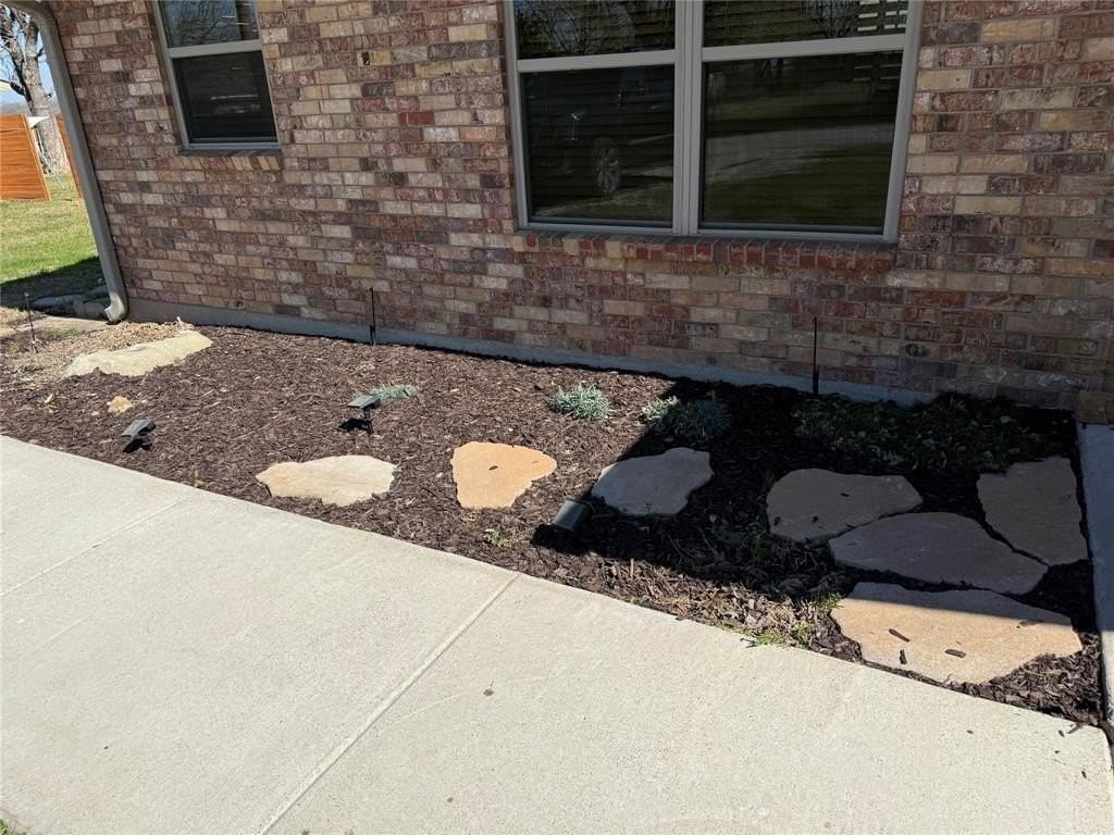 902 N 4th St - Photo 2 of 15