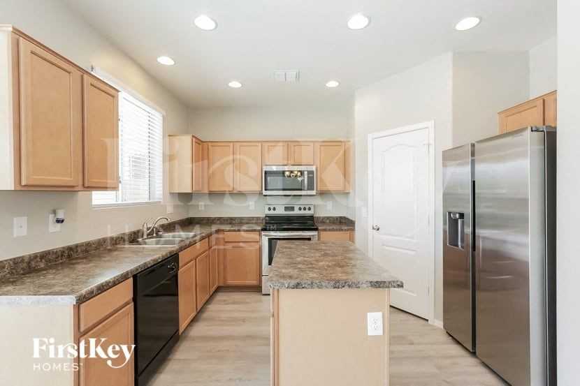 7915 S 8th Way - Photo 5 of 15