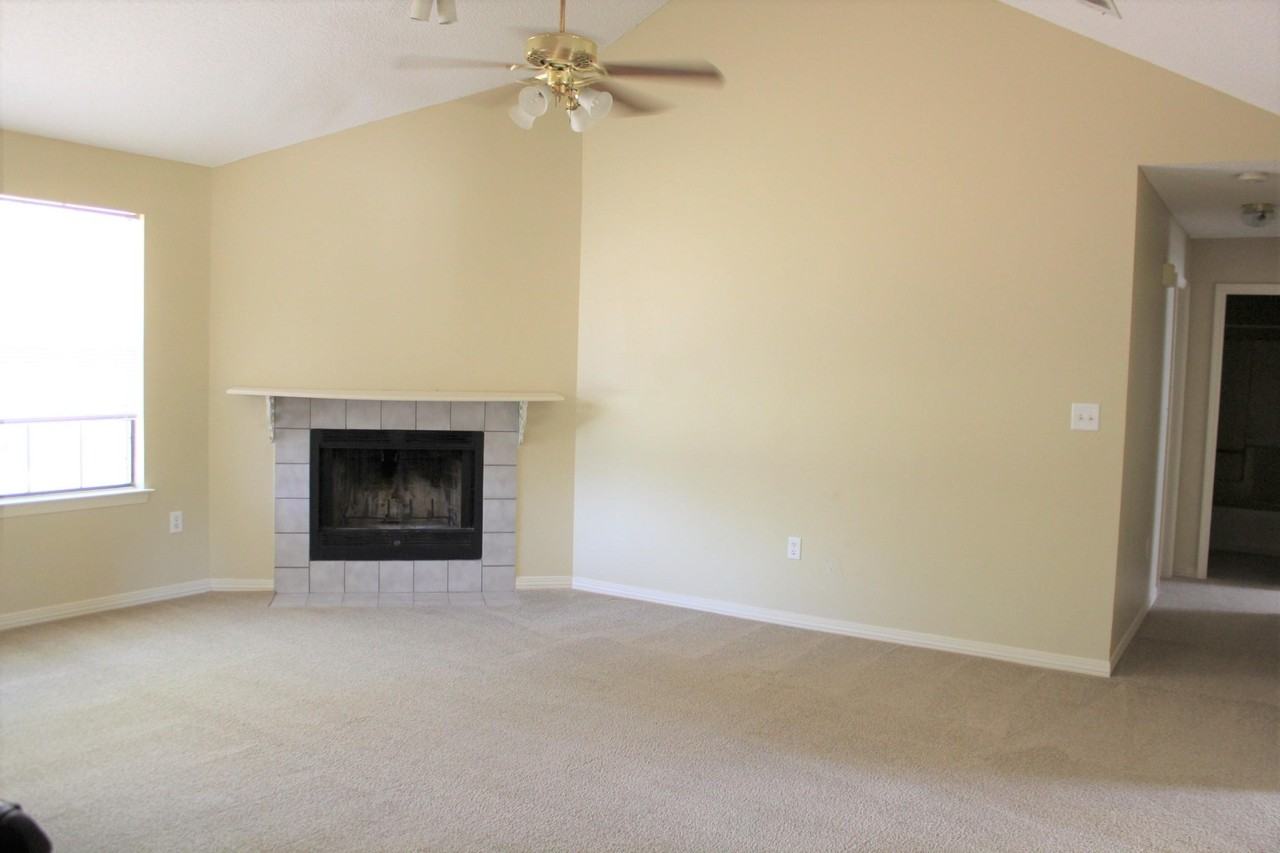 2138 Edgewood Dr - Photo 3 of 15