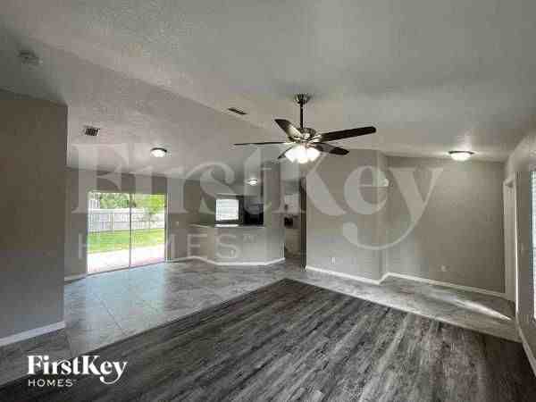 2813 Parlay Ln - Photo 3 of 10