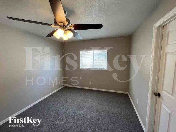 2813 Parlay Ln - Photo 4 of 10