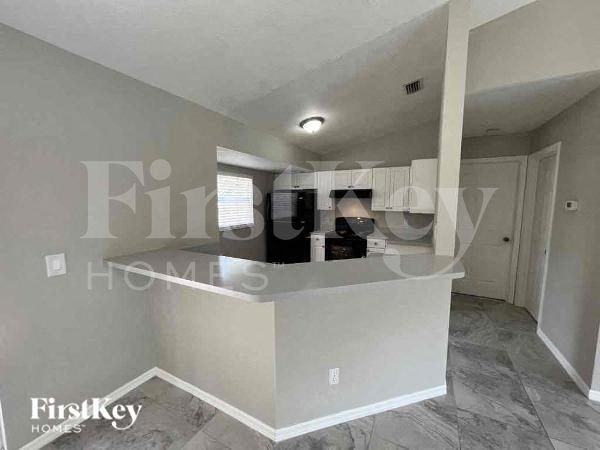 2813 Parlay Ln - Photo 6 of 10