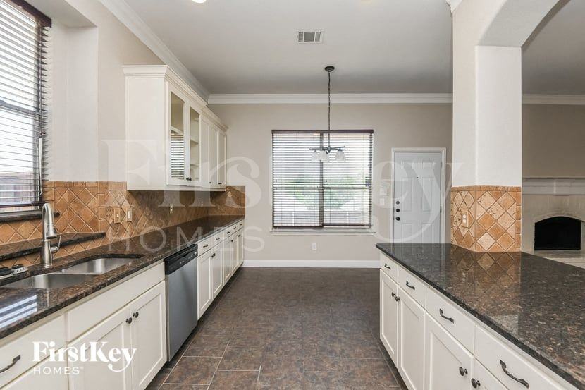 9801 Brazoria Trl - Photo 5 of 15