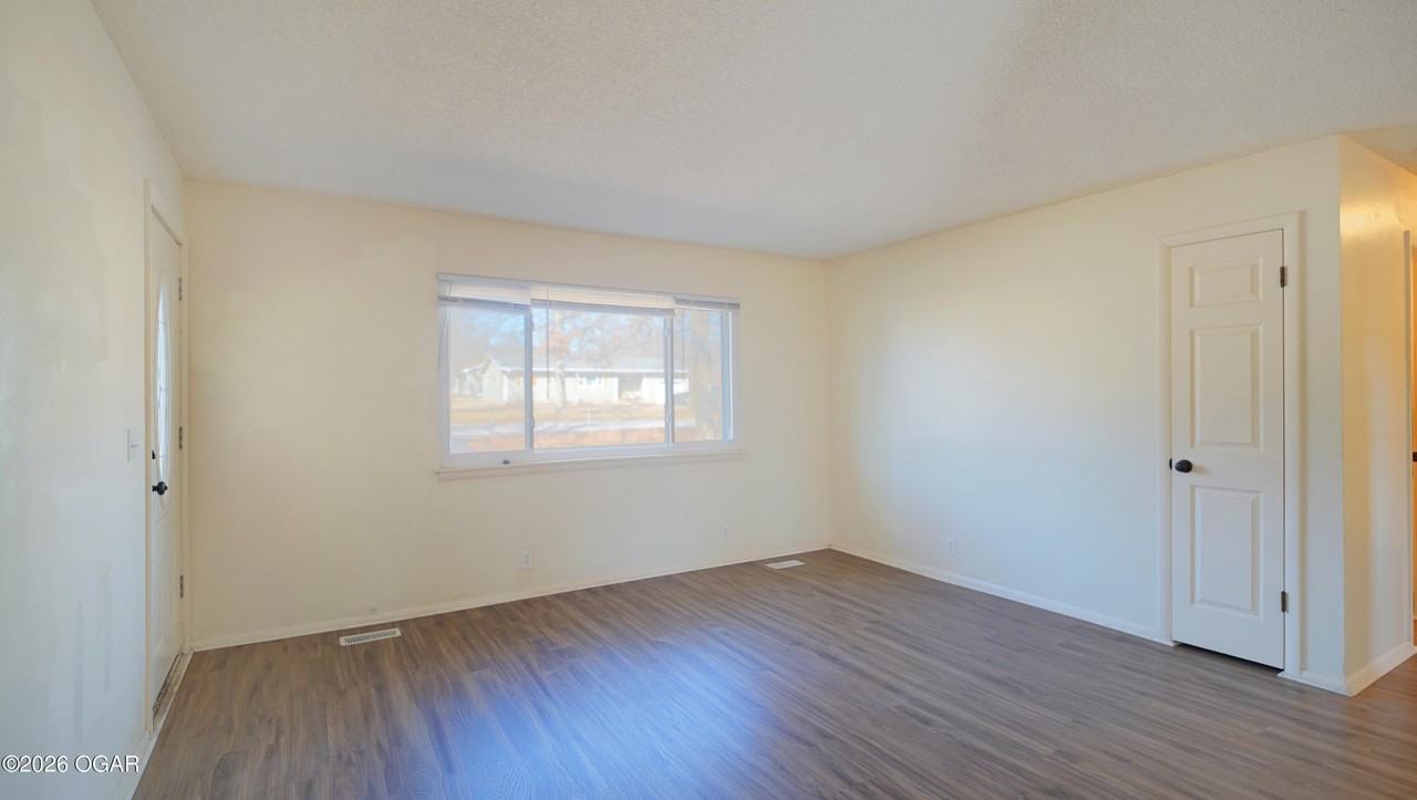 404 Oak Dr - Photo 2 of 13