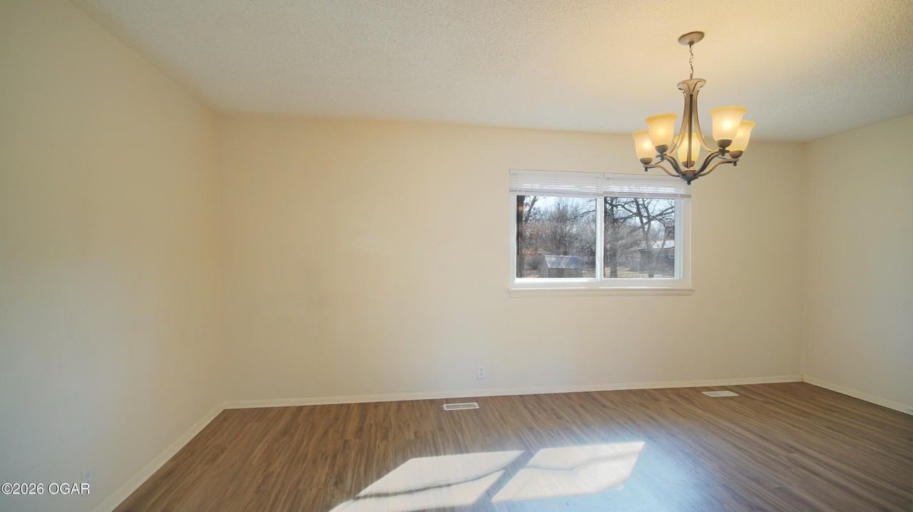 404 Oak Dr - Photo 3 of 13