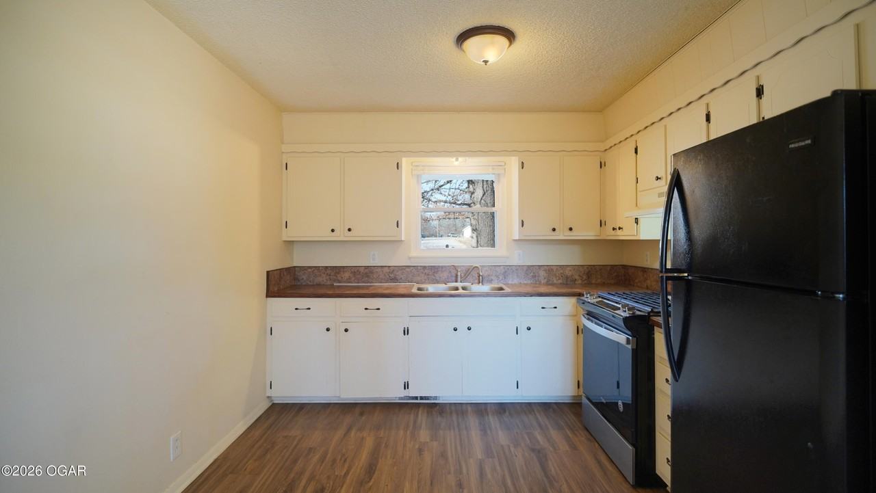 404 Oak Dr - Photo 4 of 13