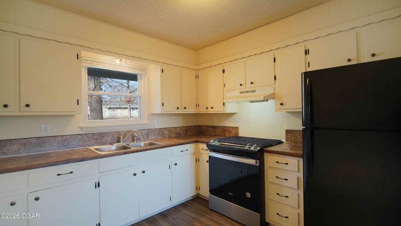 404 Oak Dr - Photo 5 of 13