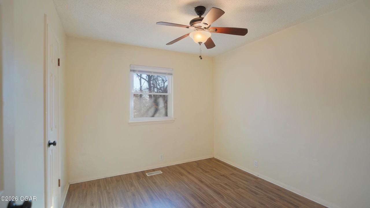 404 Oak Dr - Photo 6 of 13