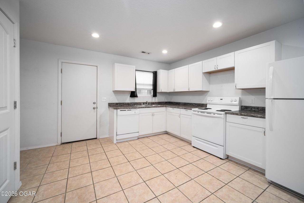 813 W 8th St - Photo 4 of 10