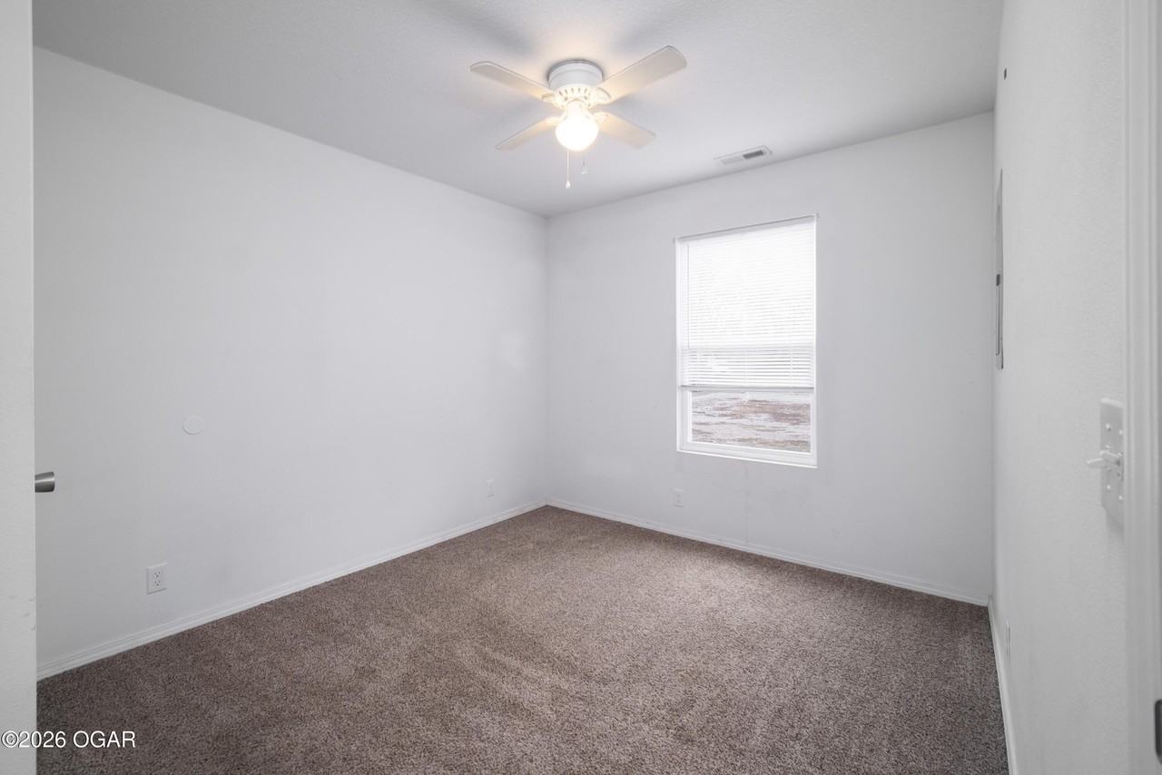 813 W 8th St - Photo 5 of 10