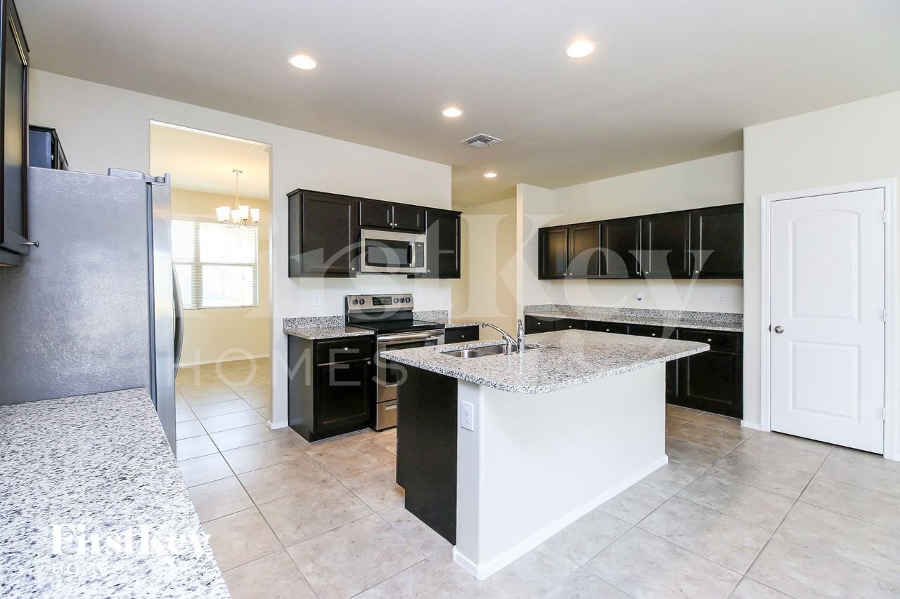 10404 E Marigold Ln - Photo 7 of 15