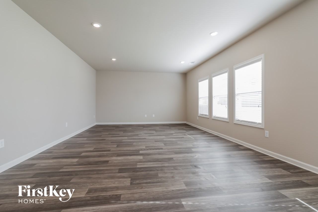 281 Auburn Crossing Dr - Photo 2 of 15