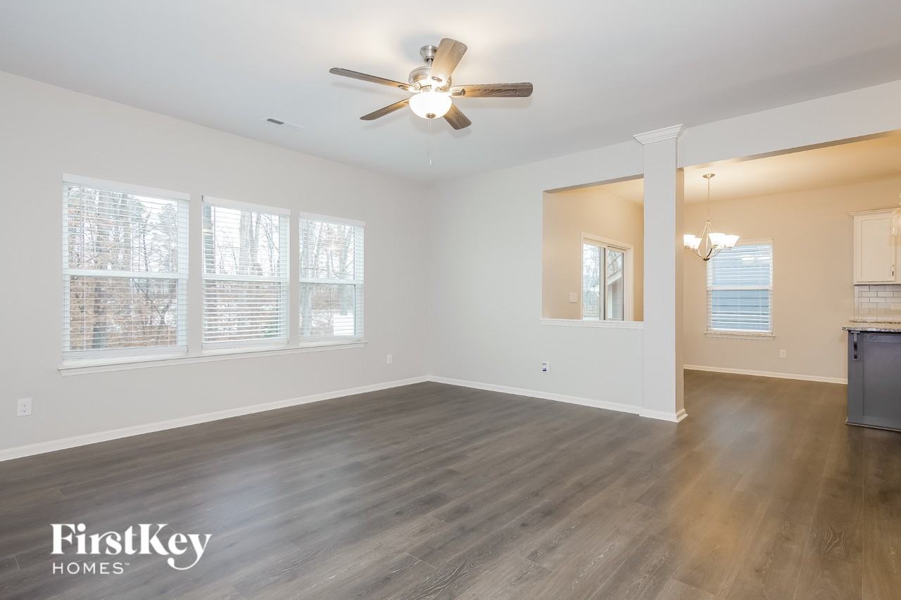 5013 Thomasville Dr - Photo 3 of 15