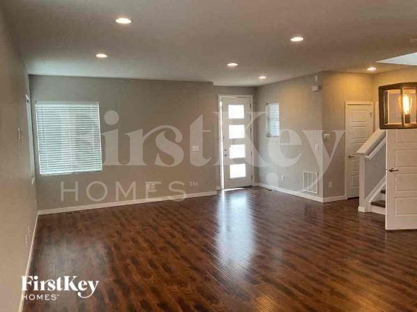 10520 Sedalia St - Photo 3 of 10