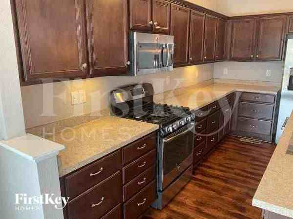 10520 Sedalia St - Photo 5 of 10