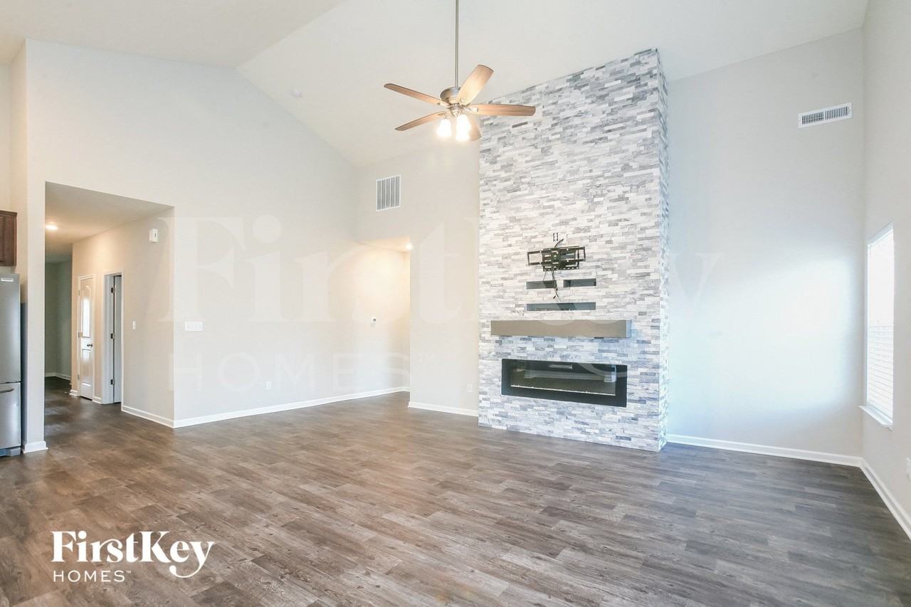 6612 Laurelwood Dr - Photo 3 of 15