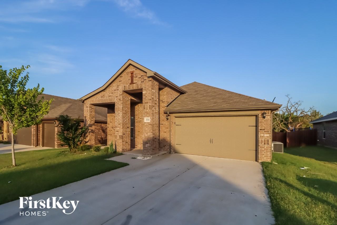 2520 Doe Run - Photo 2 of 15