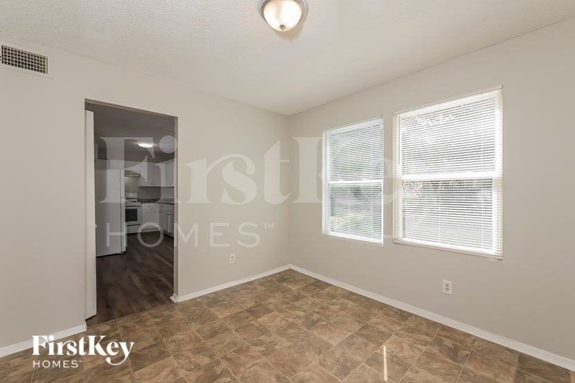 6249 Creekford Ln - Photo 4 of 16