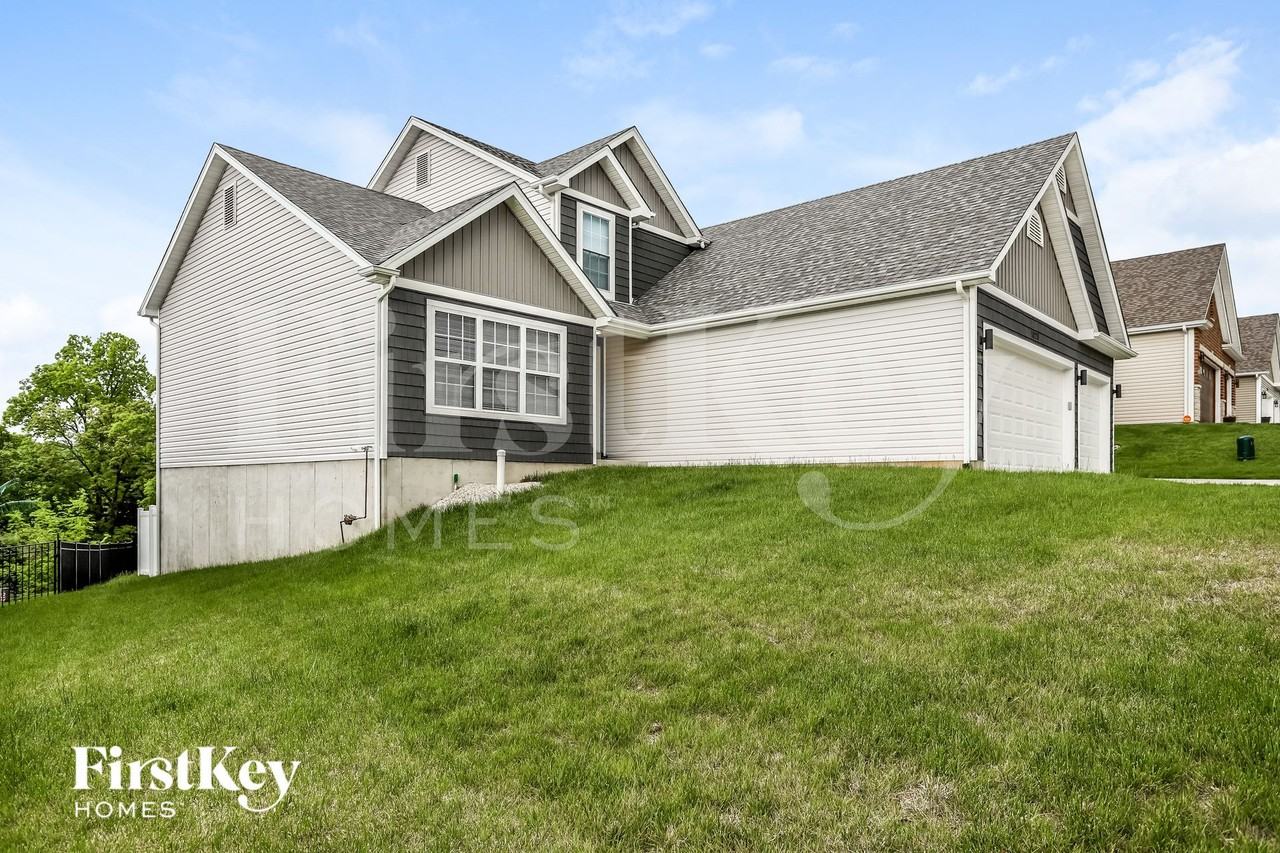 1020 Remington Dr - Photo 2 of 15