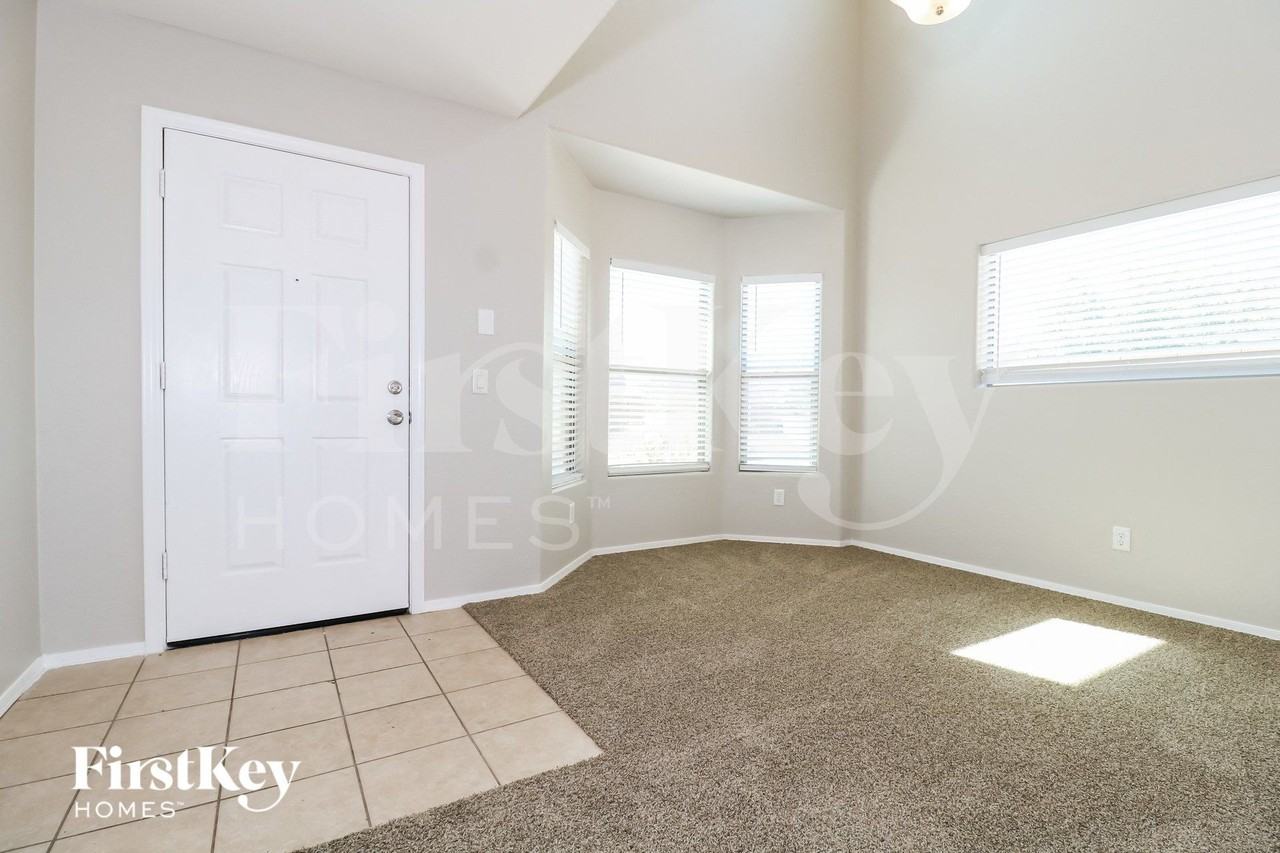 8953 S 253rd Ave - Photo 5 of 15