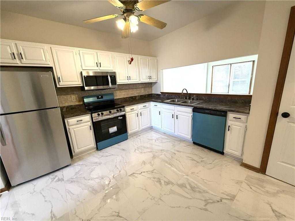 1409 Sampson Ln - Photo 2 of 21