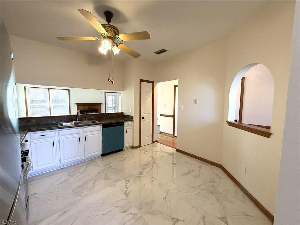 1409 Sampson Ln - Photo 3 of 21